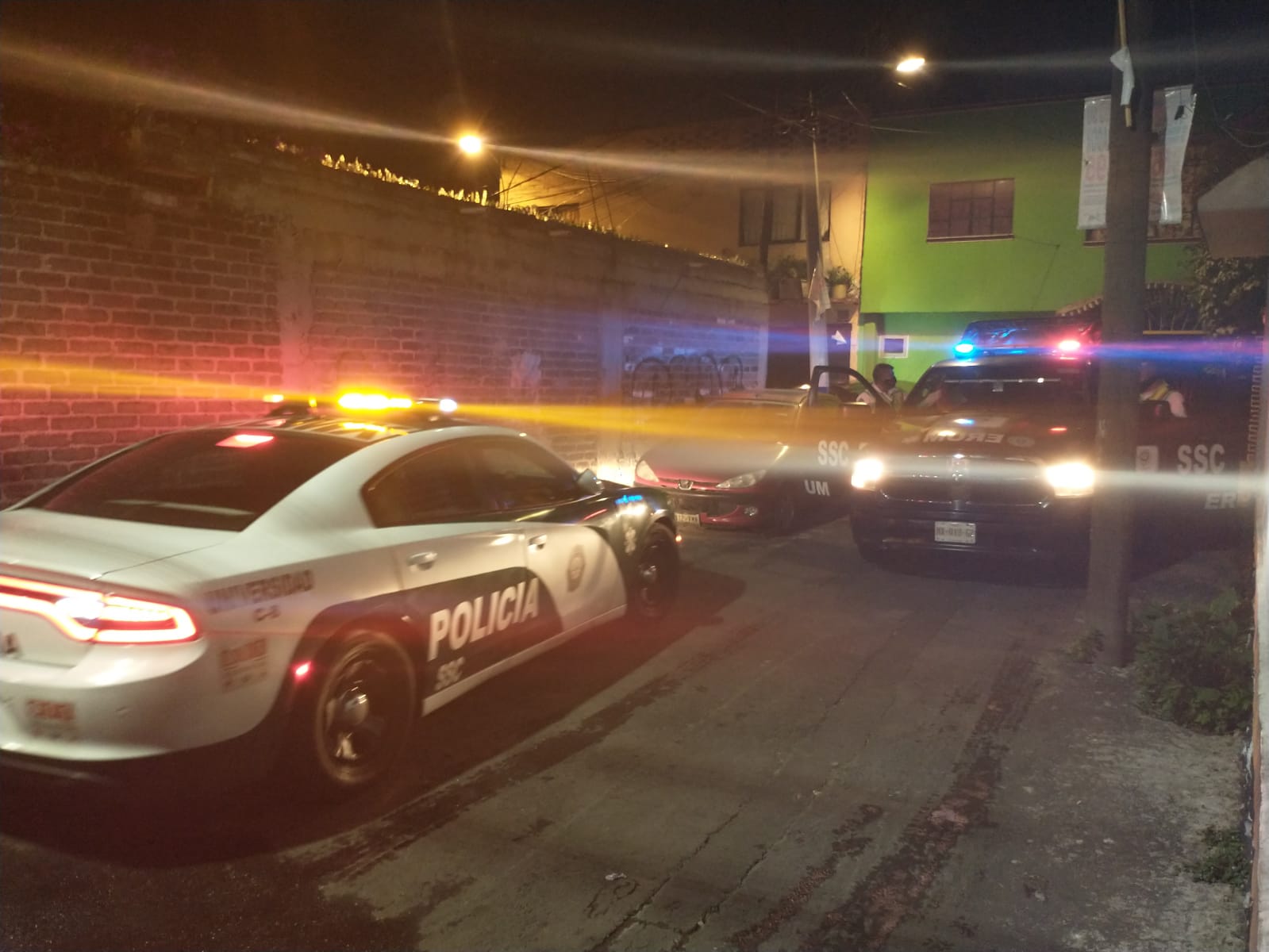 En Coyoacán sujeto se queda atorado entre paredes