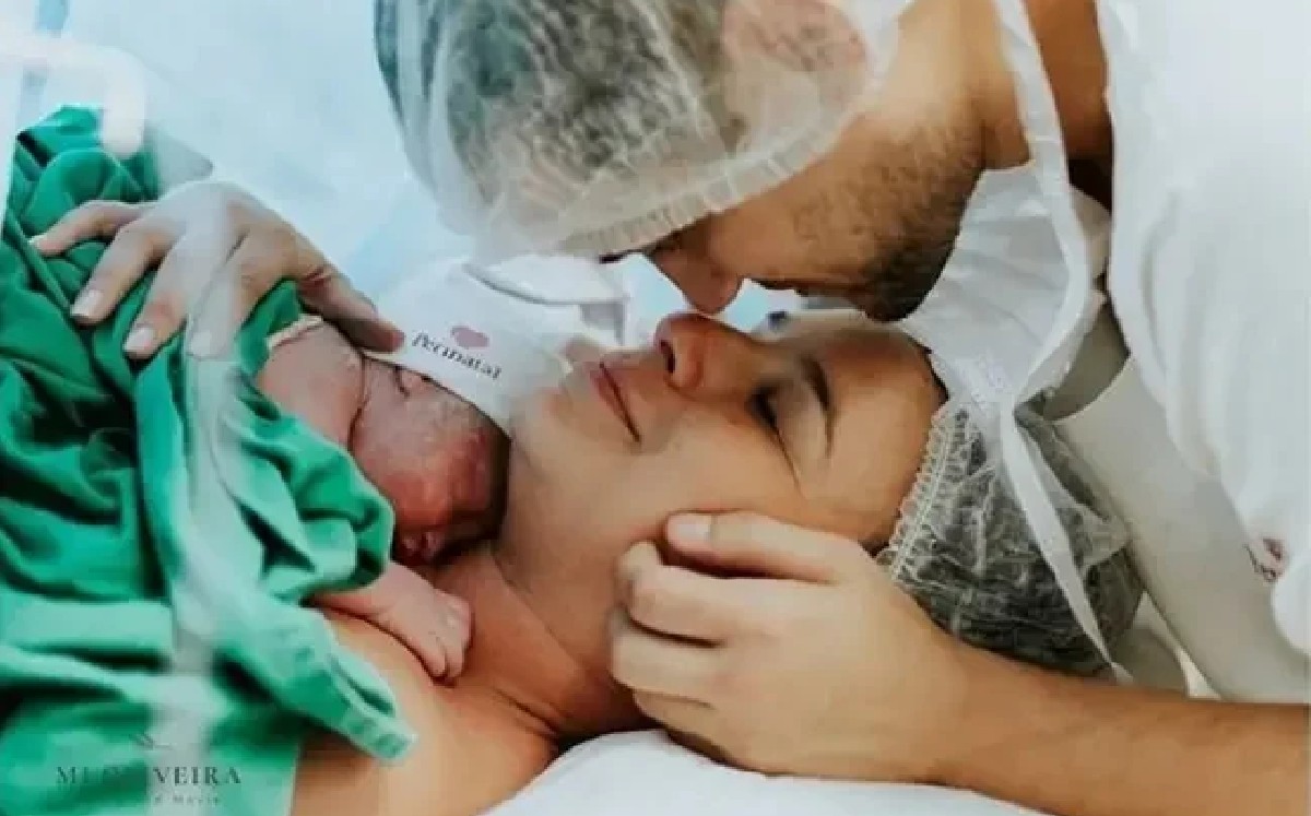 "Bebé milagro" es fotografiado sosteniendo en la mano el DIU de su mamá