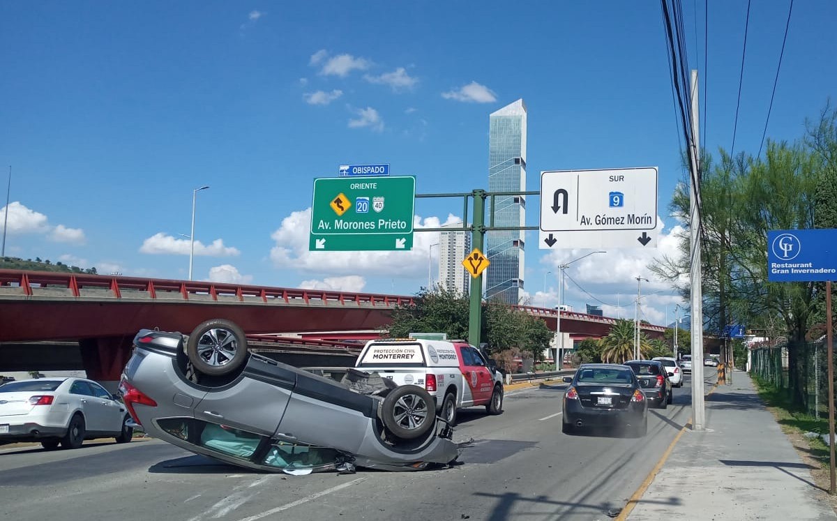 Trailer que transportaba paquetería vuelca en carretera Gómez Palacio-Jiménez
