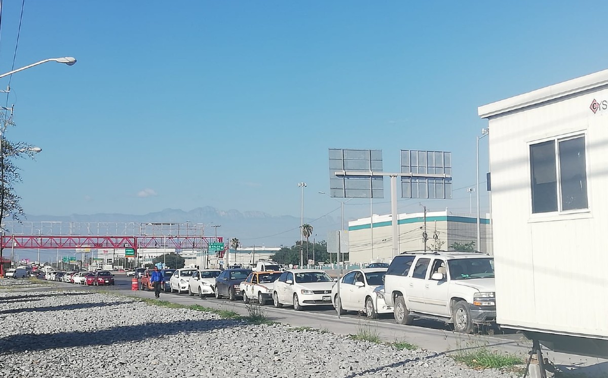 Más de 100 autos se forman para pruebas Covid-19 en módulo Drive-Thru de Apodaca