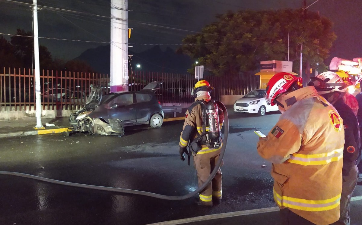 Se incendia auto frente a la Clínica 33 del IMSS en Monterrey