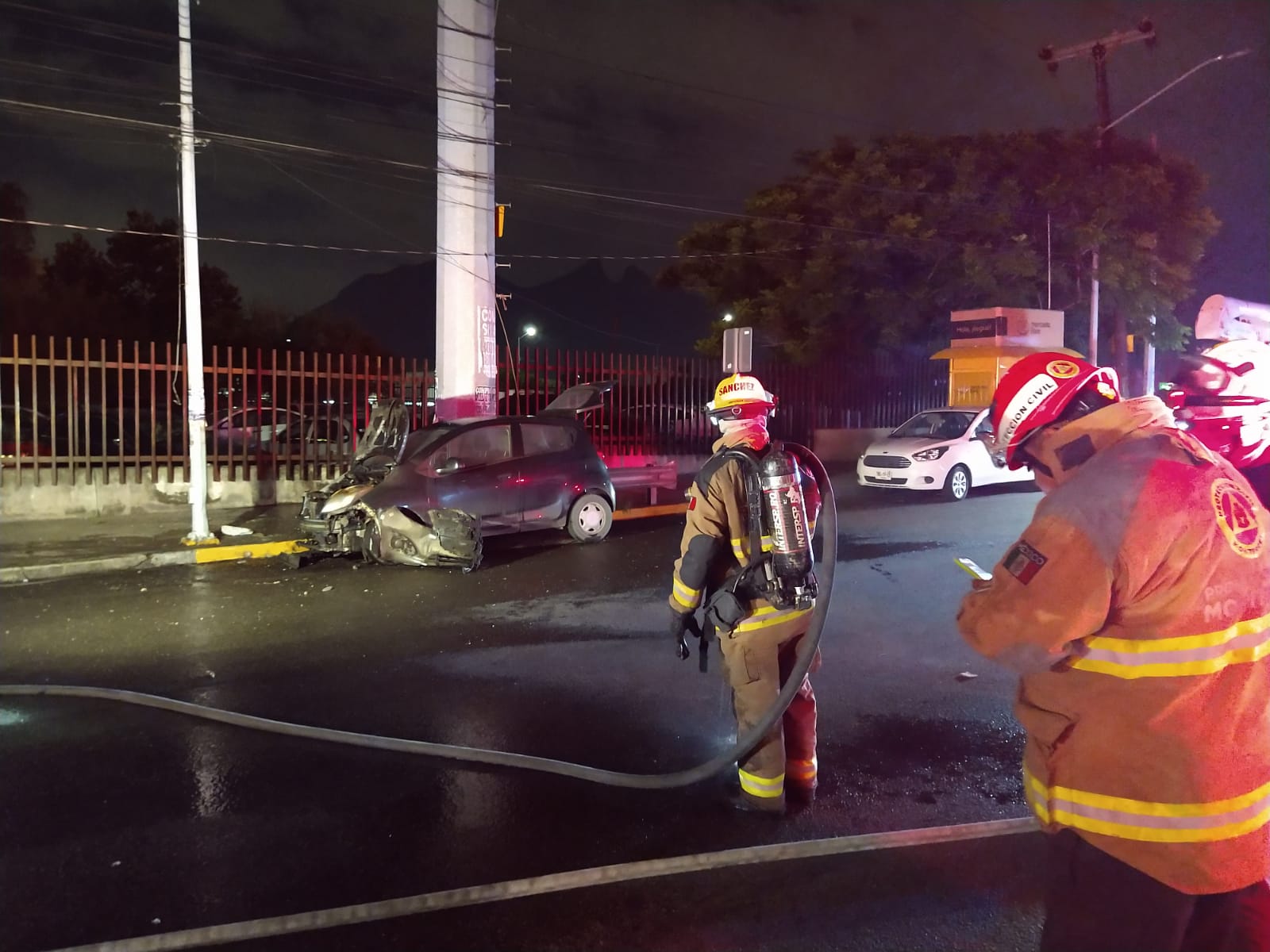 Se incendia auto frente a la Clínica 33 del IMSS en Monterrey