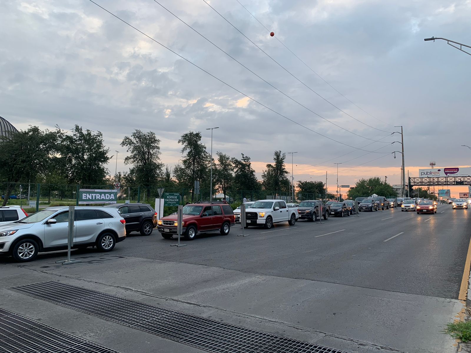 Acuden a vacunación contra Covid-19 en Drive-Thru de Guadalupe