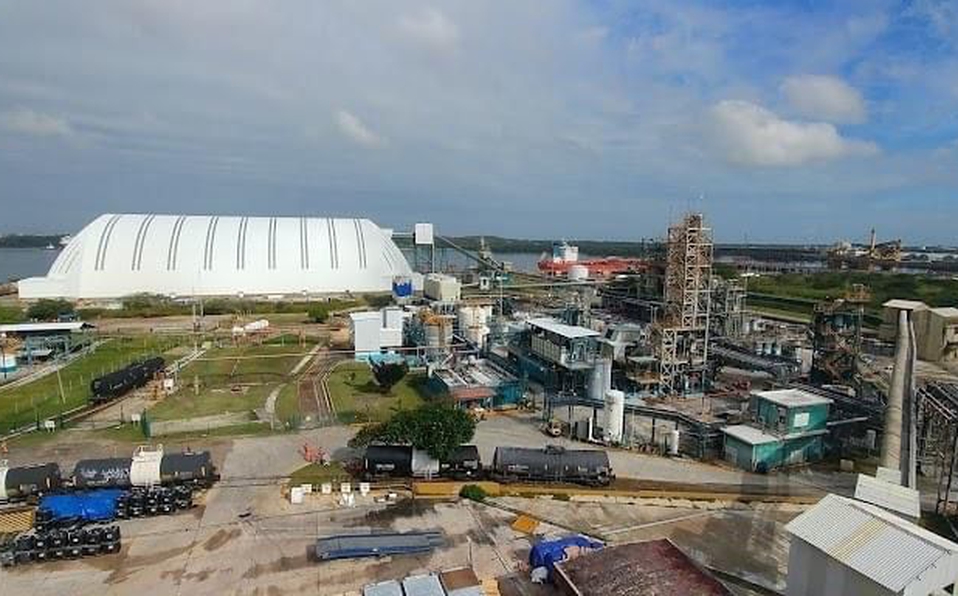 Quedan sepultados tres trabajadores bajo una roca en una zona industrial en Veracruz