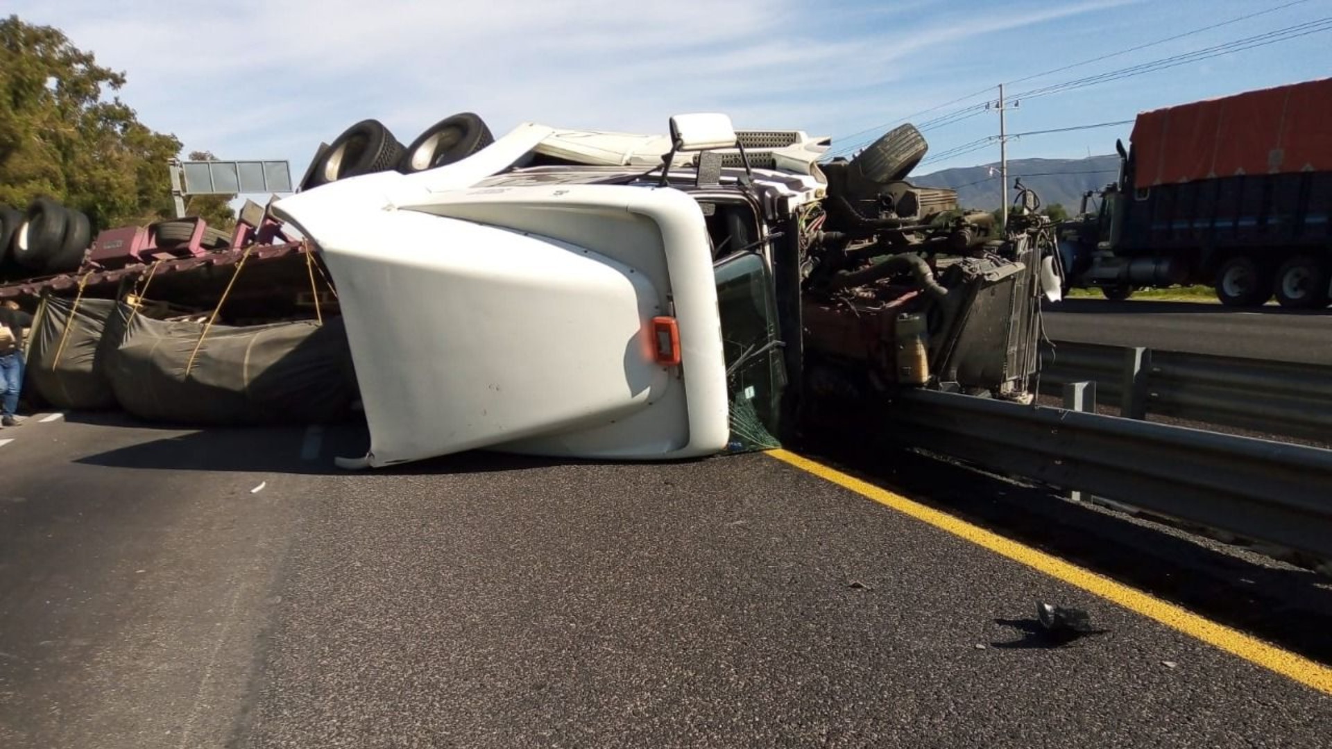 Rapiñan tráiler con material de construcción en la autopista Amozoc-Esperanza