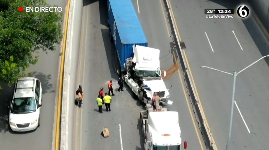 Accidente vial provoca cierre de avenida Revolución hacia el sur de Monterrey