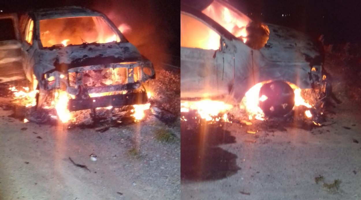 Abandonan vehículo incendiado en la carretera Gómez Palacio-Jiménez