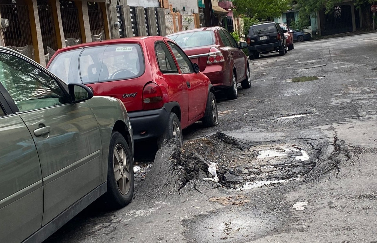 Malas condiciones del pavimento afectan a vecinos de la colonia Tres Caminos