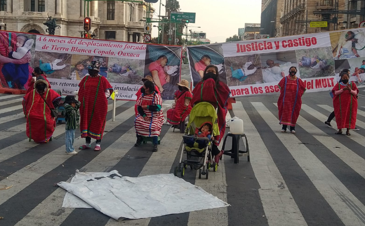 Triquis reanudan bloqueo permanente en Eje Central; exigen cumplimiento de sus demandas