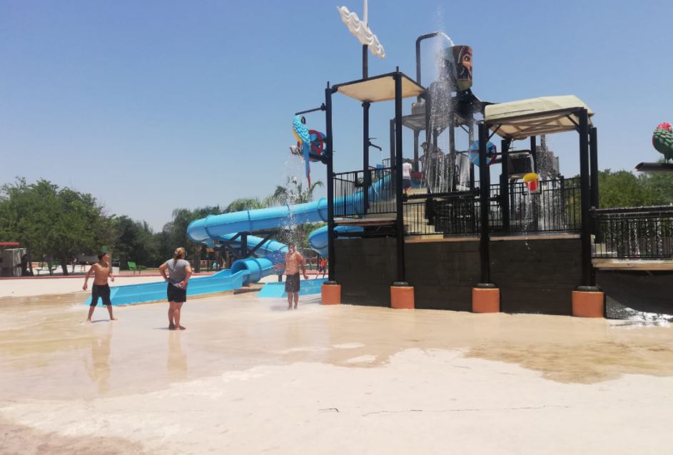 Asisten a parques acuáticos pese a repunte exponencial de Covid-19 en NL