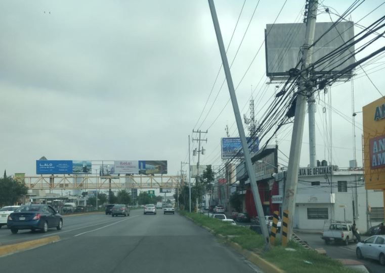 Postes a punto de caer sobre avenida Revolución ponen riesgo a ciudadanía