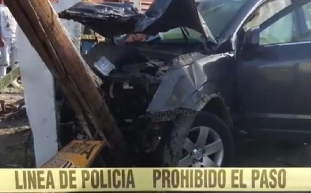 Camioneta con menores a bordo trata de ganarle paso al tren y es arrastrada por varios metros