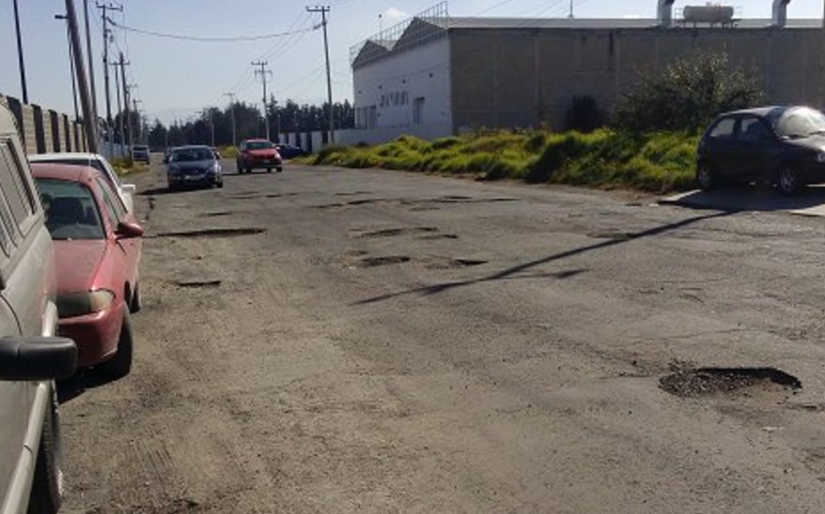 Conoce 'La trituradora de suspensiones', la calle de Ecatepec con más de 70 baches