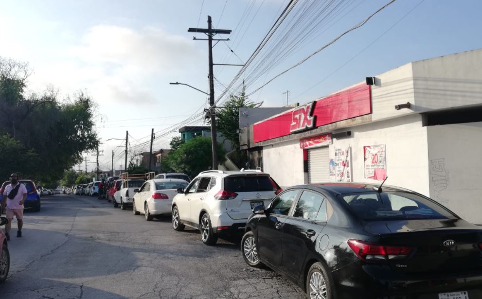 Ingresa fila para pruebas Covid-19 dentro de colonia Tres Caminos en Guadalupe