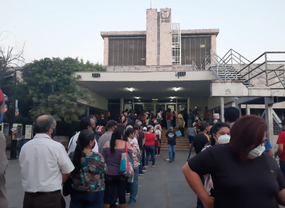 Forman largas filas afuera de la Clínica 6 del IMSS en San Nicolás