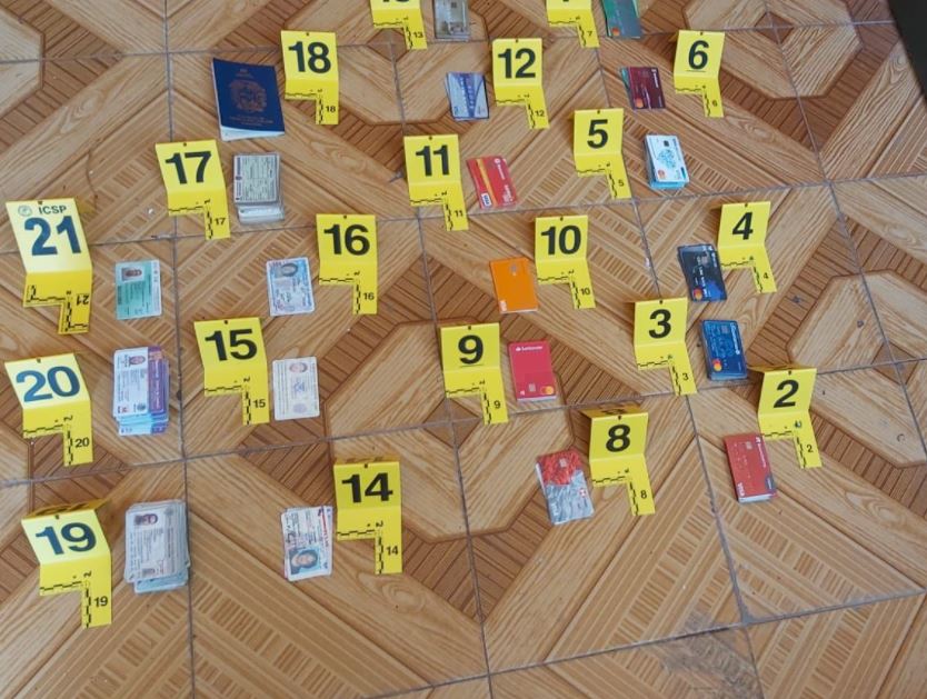 Recuperan tarjetas bancarias, credenciales y documentos tras cateo en Escobedo
