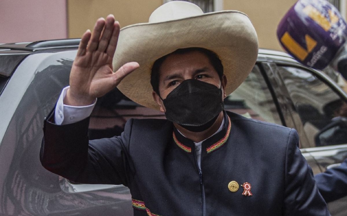 Pedro Castillo jura como presidente de Perú