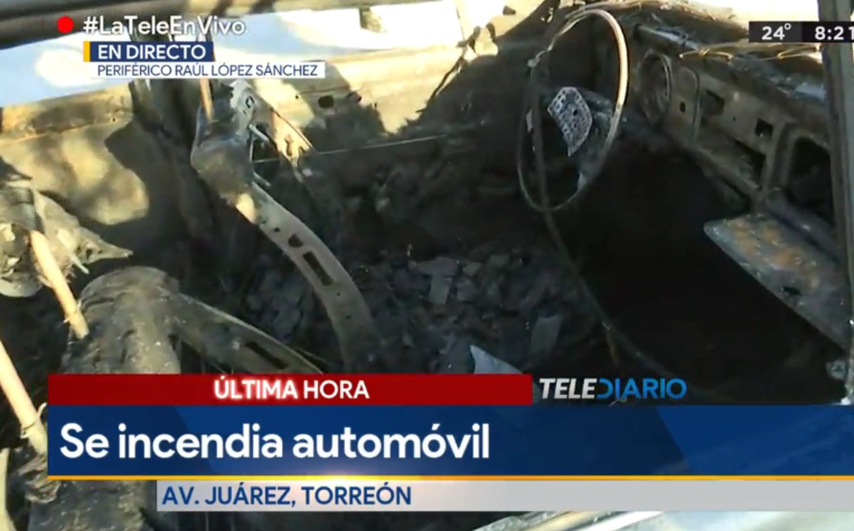 “Vochito” termina en cenizas tras incendiarse en el periférico de Torreón