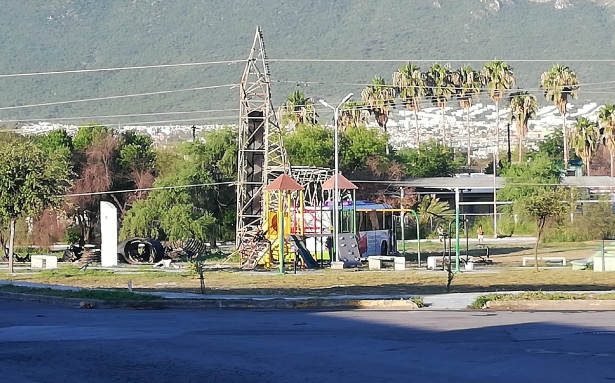 Ruta urbana derriba torre de alta tensión tras choque en Escobedo
