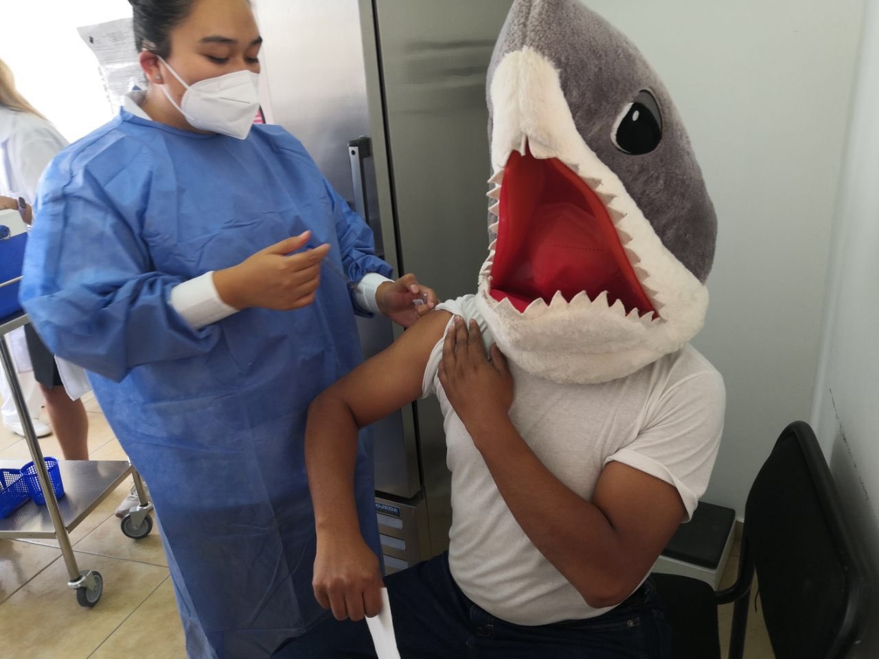 Mujer dinosaurio, tiburón y Santa Claus se vacunan contra el Covid-19 en Puebla