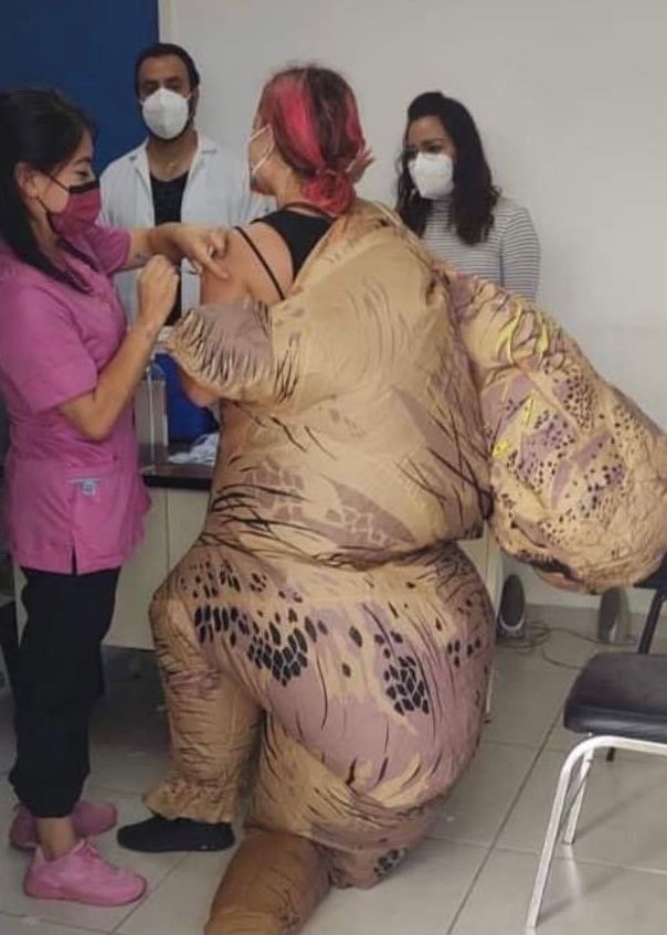 Mujer dinosaurio, tiburón y Santa Claus se vacunan contra el Covid-19 en Puebla