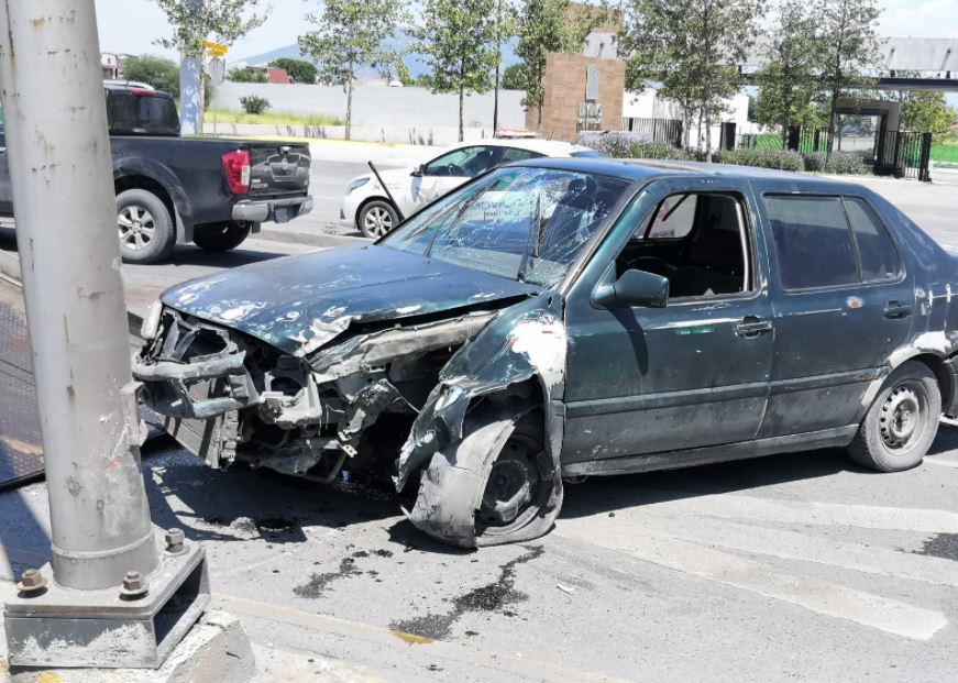 Protagonizan aparatoso accidente dos autos en avenida Adolfo López Mateos  