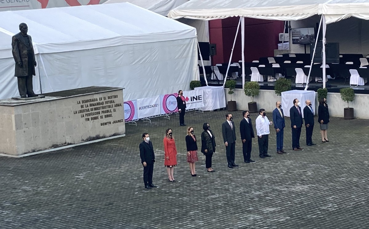 Con honores a la Bandera, INE inicia jornada de consulta popular