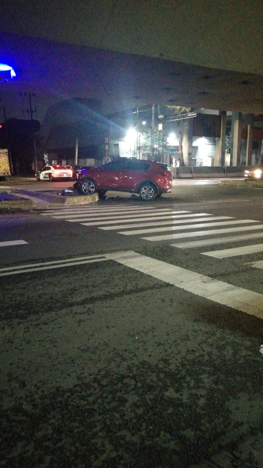 Dejan su auto después de chocar en la Venustiano Carranza