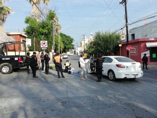 Motociclista sufre lesión al ser atropellada por auto en la colonia Independencia