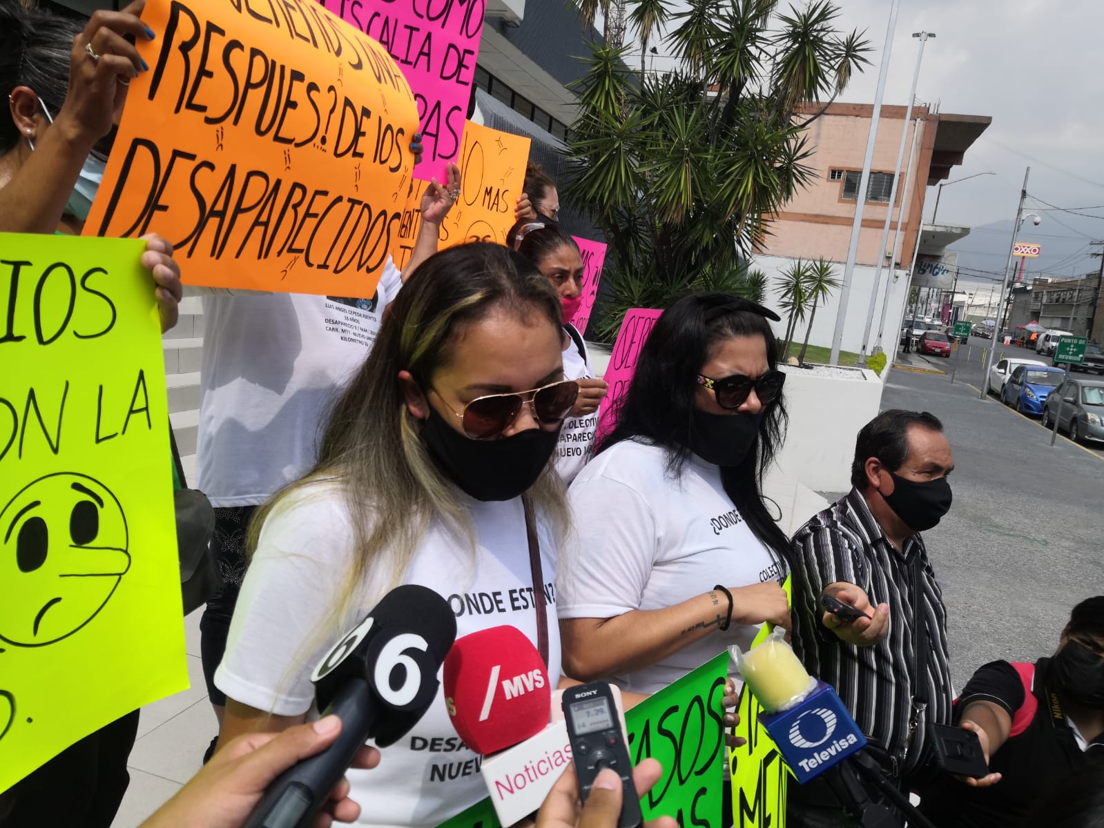 Protestan frente a Fiscalía de NL familiares de desaparecidos
