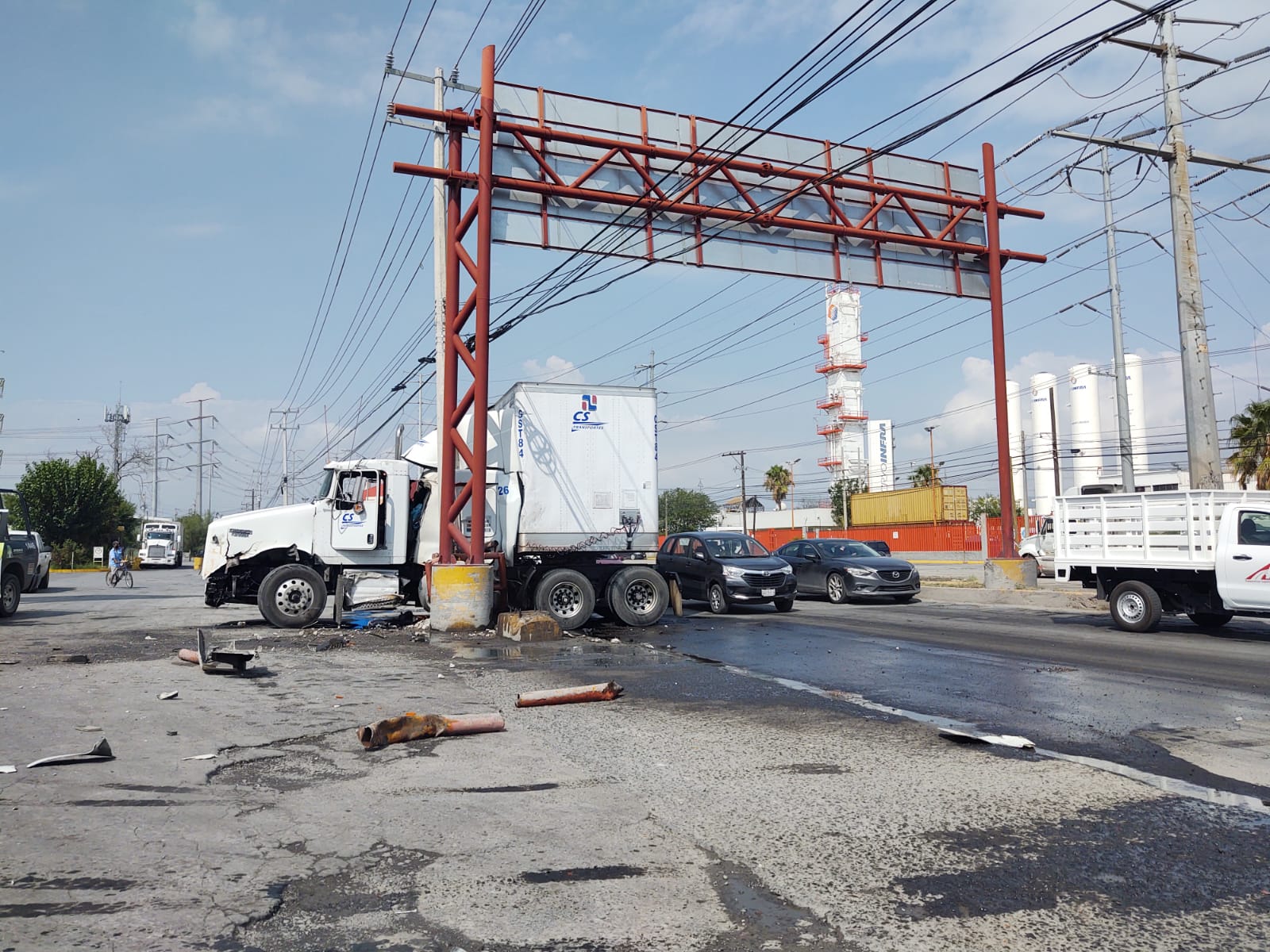 Tráiler se impacta contra poste y señalamiento en la avenida López Mateos