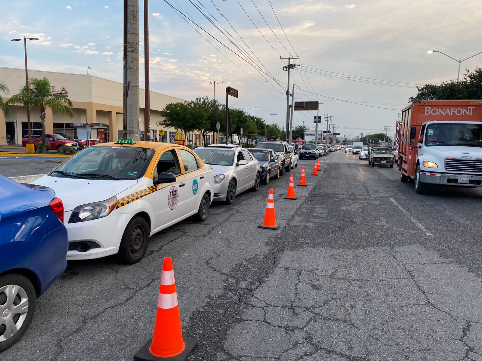 Amanecen automovilistas en módulo para realizarse pruebas Covid-19 en Guadalupe