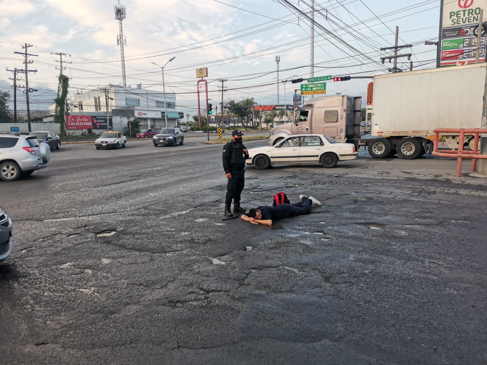 Hombre convulsiona y cae en medio de avenida en San Nicolás