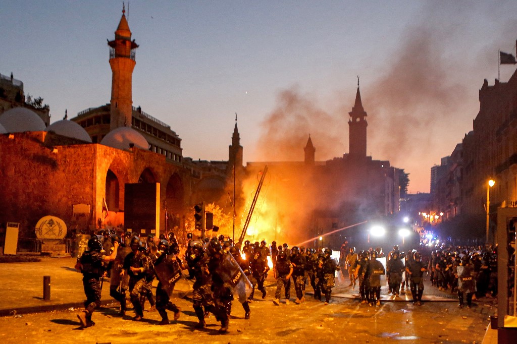 Enfrentamientos entre policías y manifestantes, un año después de la devastadora explosión de Beirut