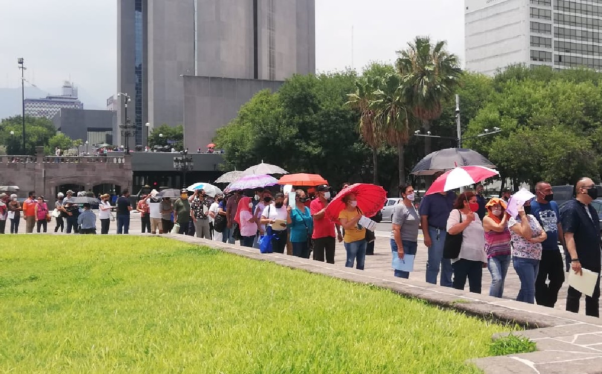 Piden a grupo de 40 a 49 respetar fechas para evitar largas filas en vacunación de Monterrey