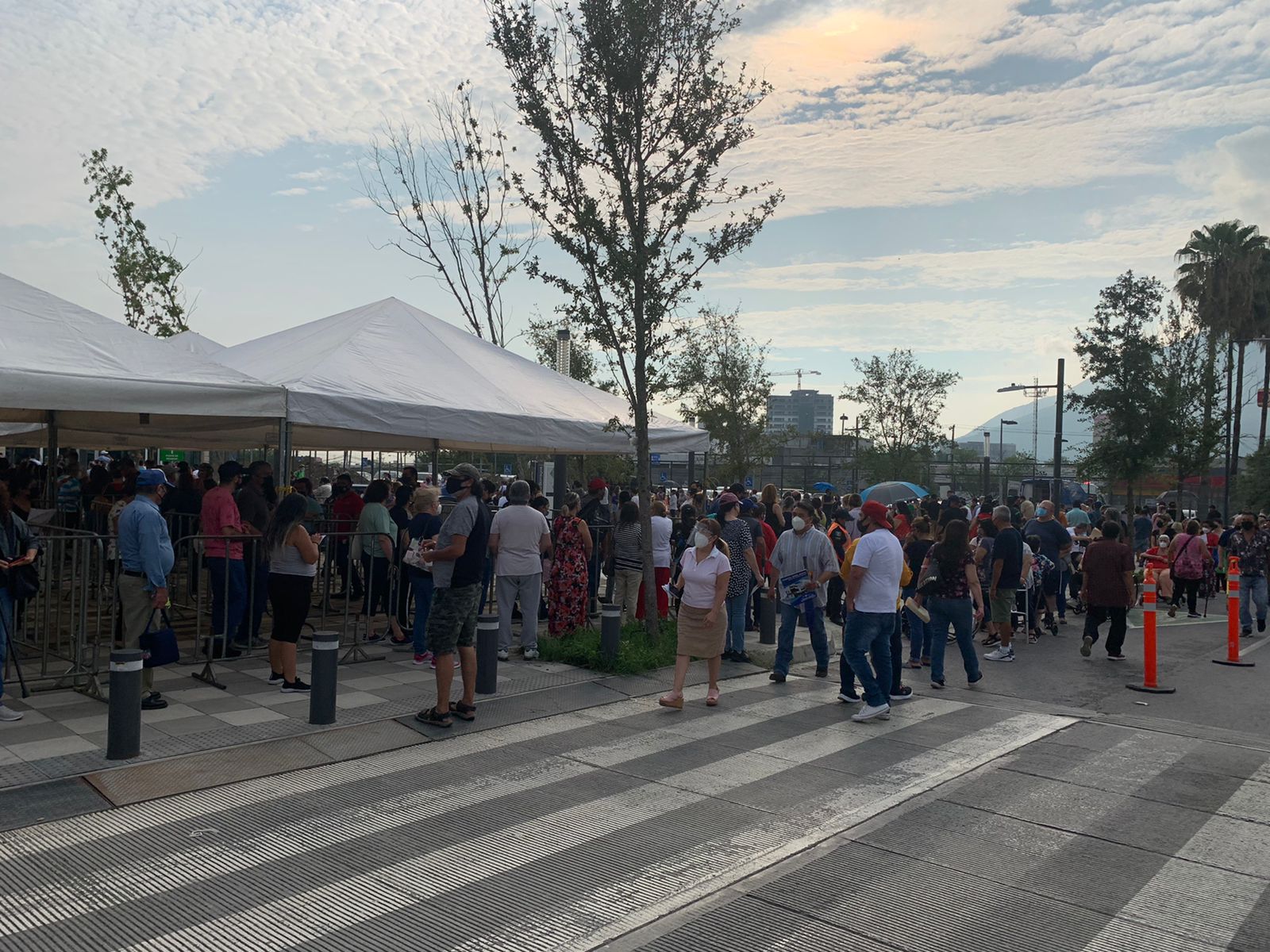 Adultos mayores de 50 años presentan malestares durante fila de vacunación Covid en Monterrey