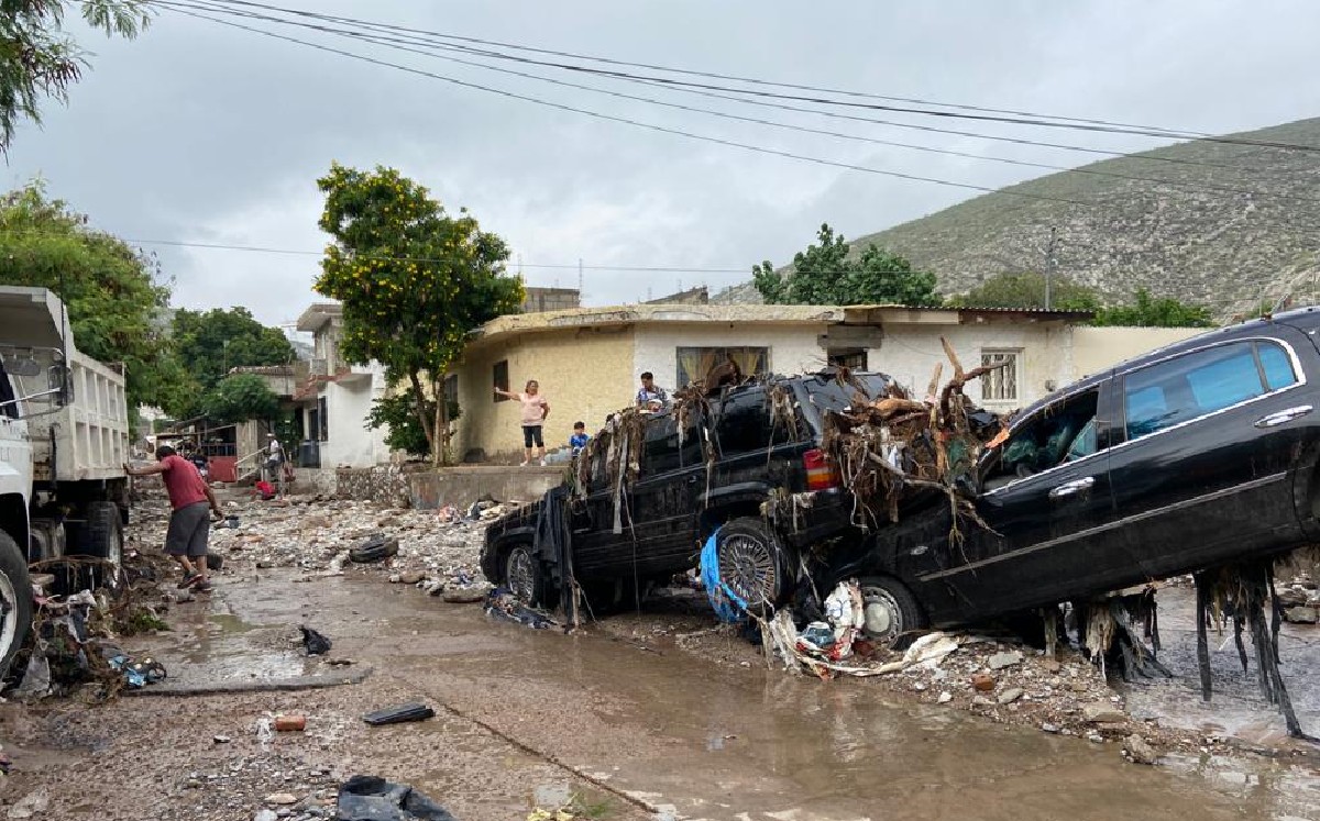 Lluvia arrastra 5 automóviles en la colonia José R. Mijares de Torreón