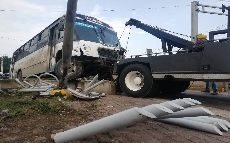 Camionazo provoca retrasos en estación Santa Rita, en León