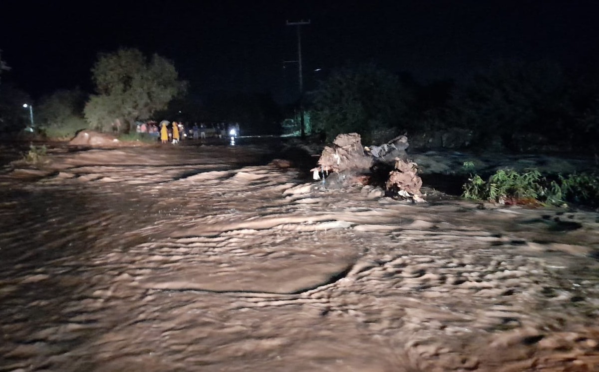 Arroyo se desborda y se lleva a un auto en La Laguna