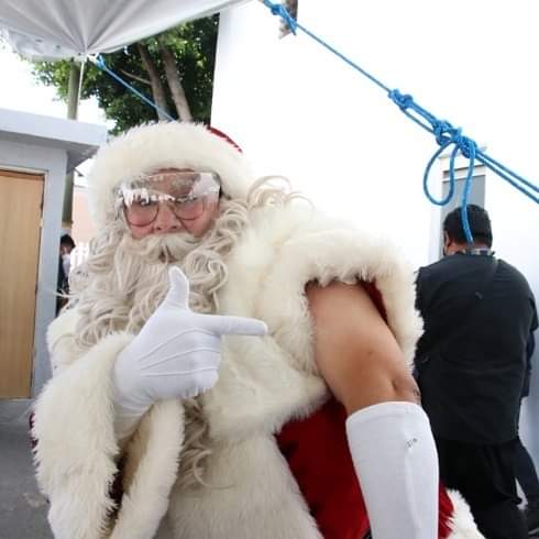 Santa Claus se vacuna contra el Covid en capital poblana
