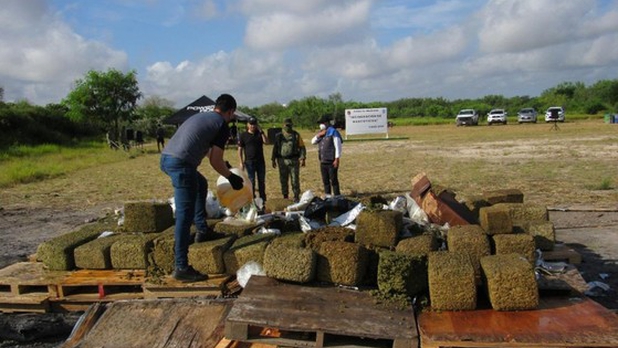 Sedena quema más de 500 kilos de droga decomisada en Tamaulipas