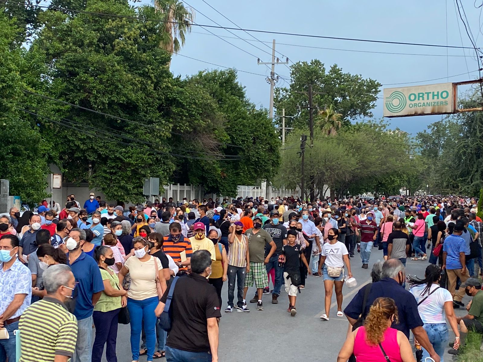 Reinan las largas filas en sedes de vacunación contra Covid-19 en Monterrey