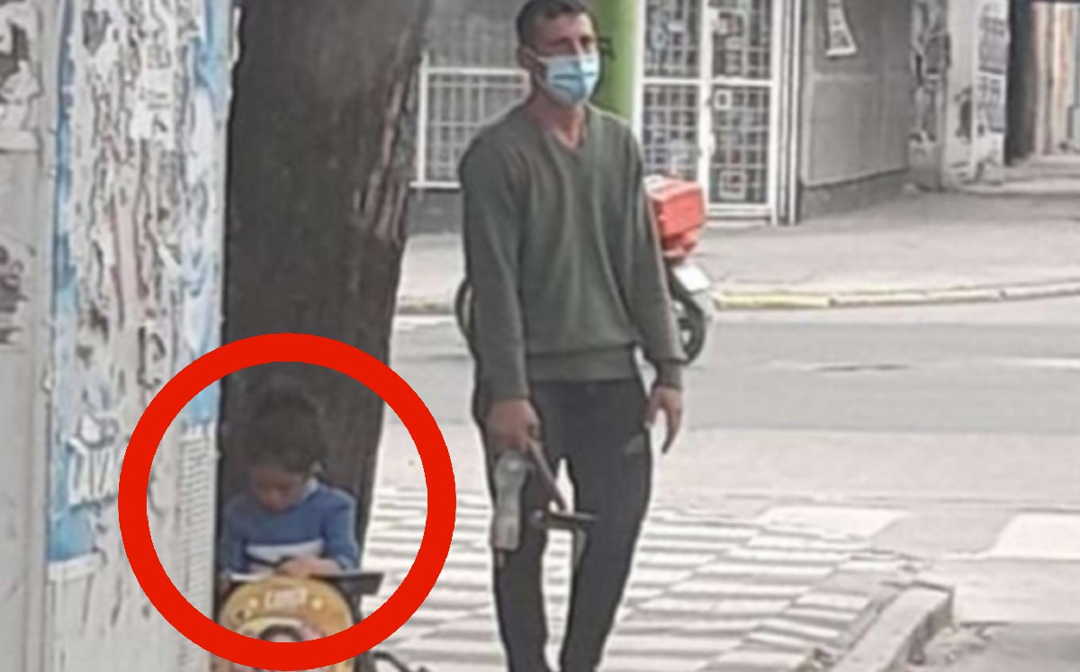 Niña hace tarea mientras que su papá limpia parabrisas; se hace viral