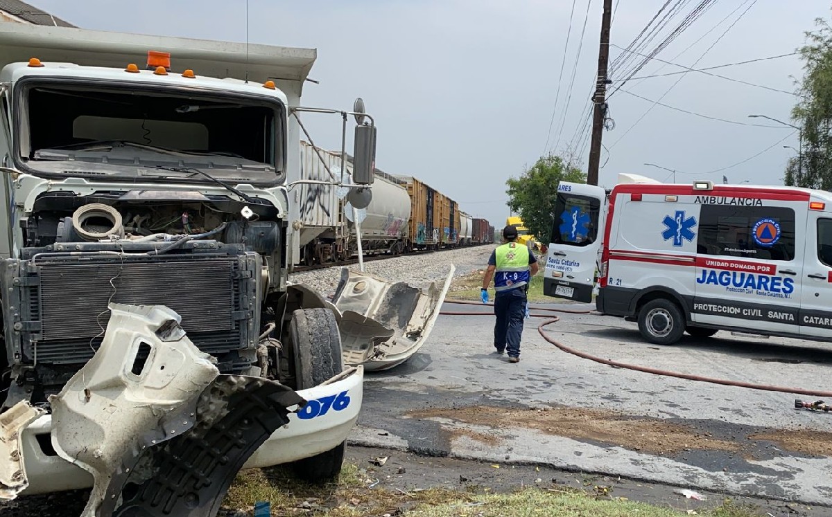 Camión intenta ganar el paso y es impactado por el tren en Santa Catarina