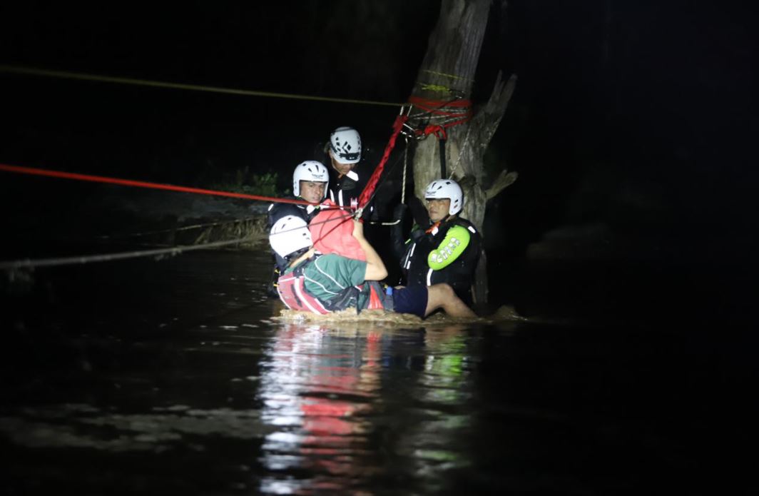 Rescatan a 25 personas atrapadas por la corriente en el Río Ramos  