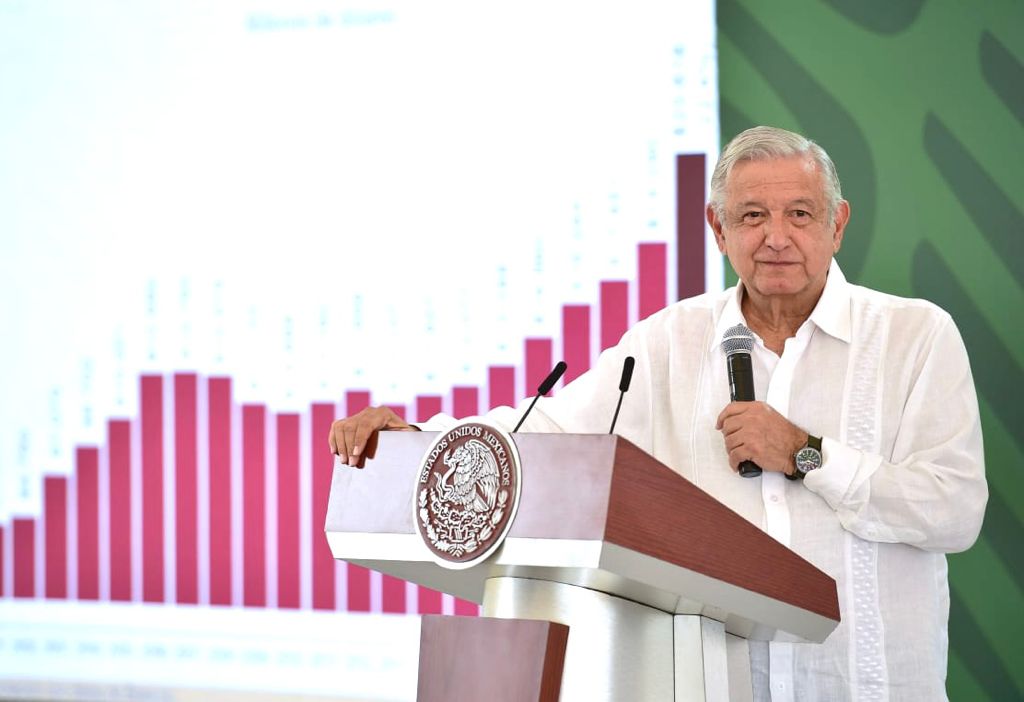 AMLO dice que clases presenciales serán consideradas "super esenciales"