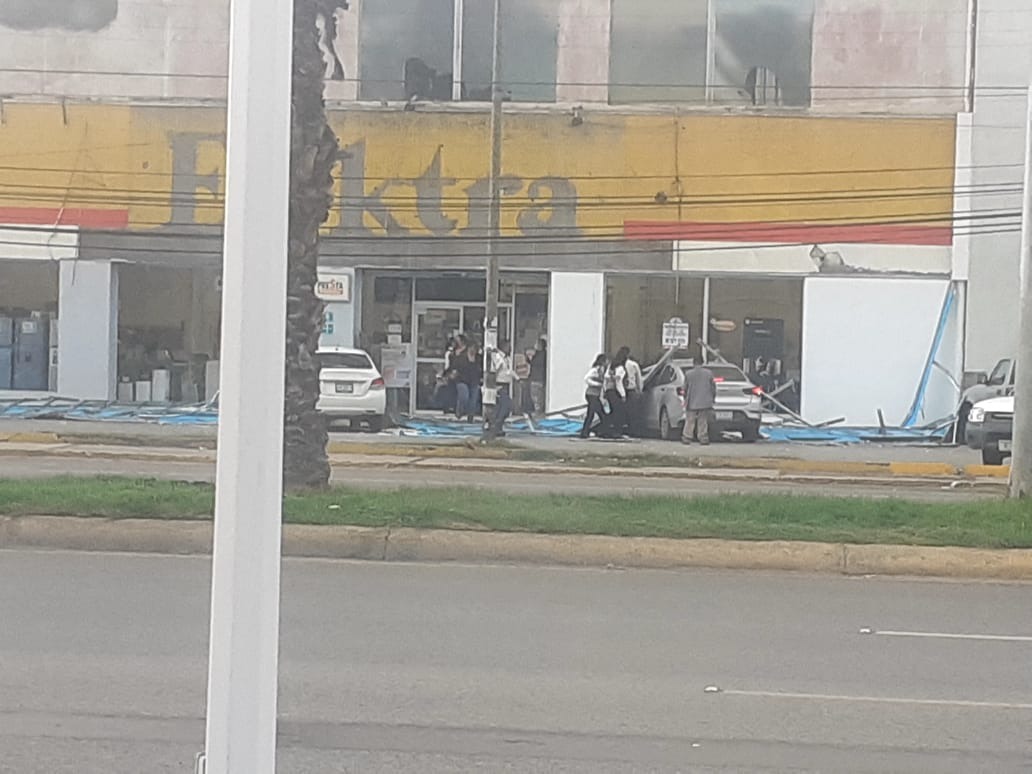 Anuncio de tienda cae sobre cuatro vehículos en Torreón
