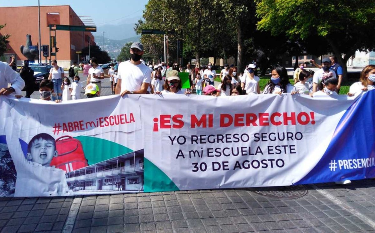 Realizan marcha para exigir regreso a clases presenciales en Nuevo León