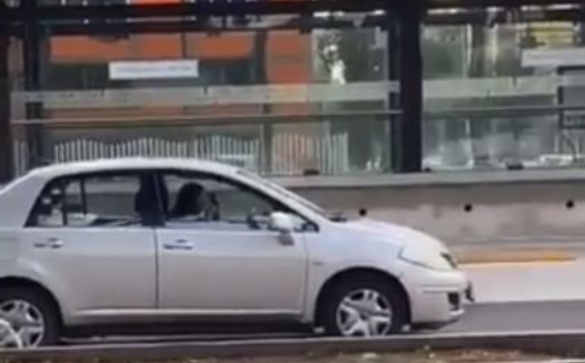 Conductora se estaciona en plena vía rápida en CdMx para maquillarse