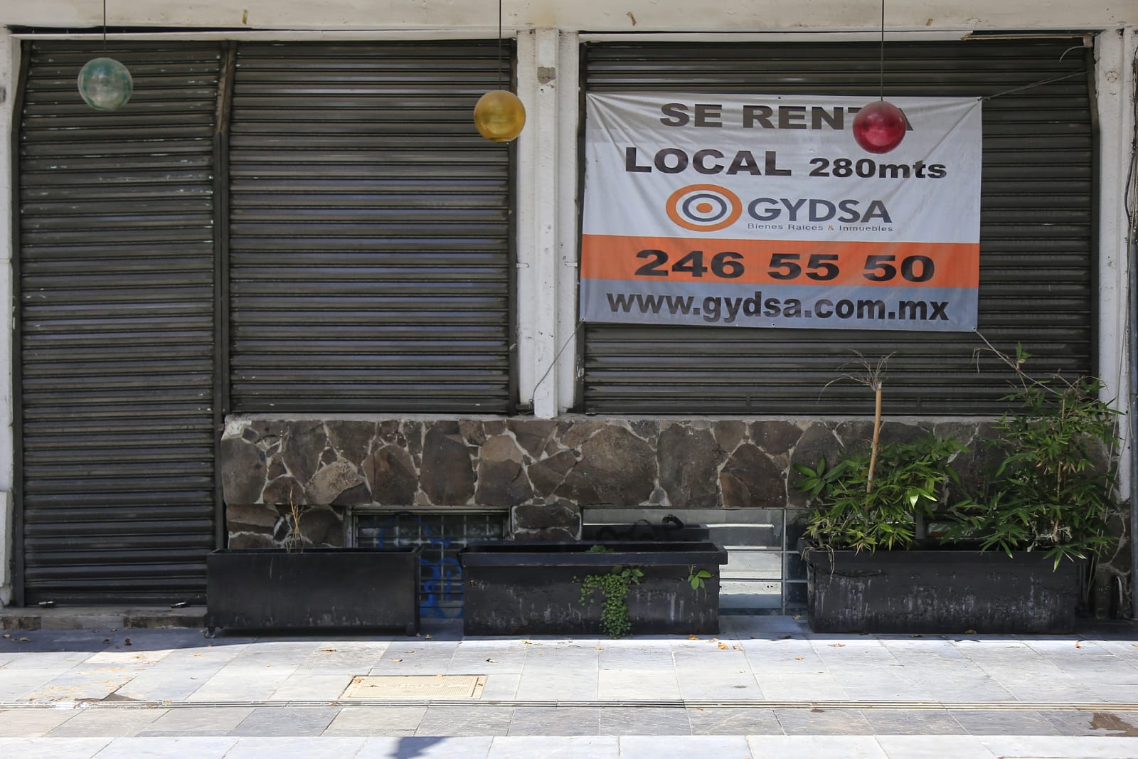 Más de 30 locales, oficinas y edificios puestos en 'renta' o 'venta'